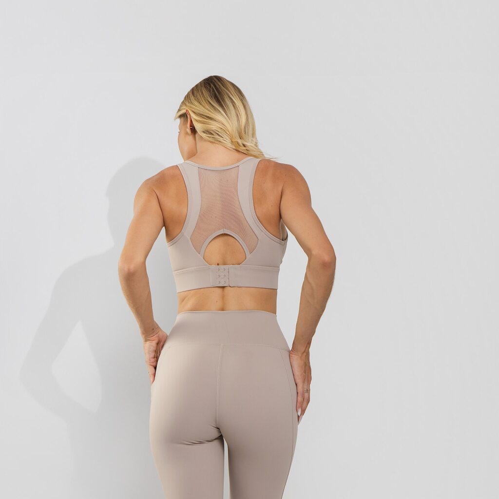 Conjunto Top e Calça Fitness Cós Elastico Com Recorte Em Tela e Fecho Poliamida Premium Areia TP1872