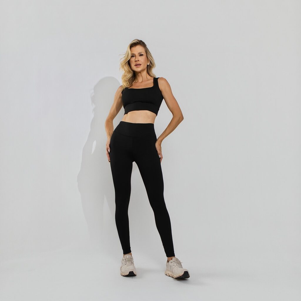 Conjunto Top e Calça Fitness Cós de Elástico Decote Oval Costas Poliamida Premium Preto TP1874