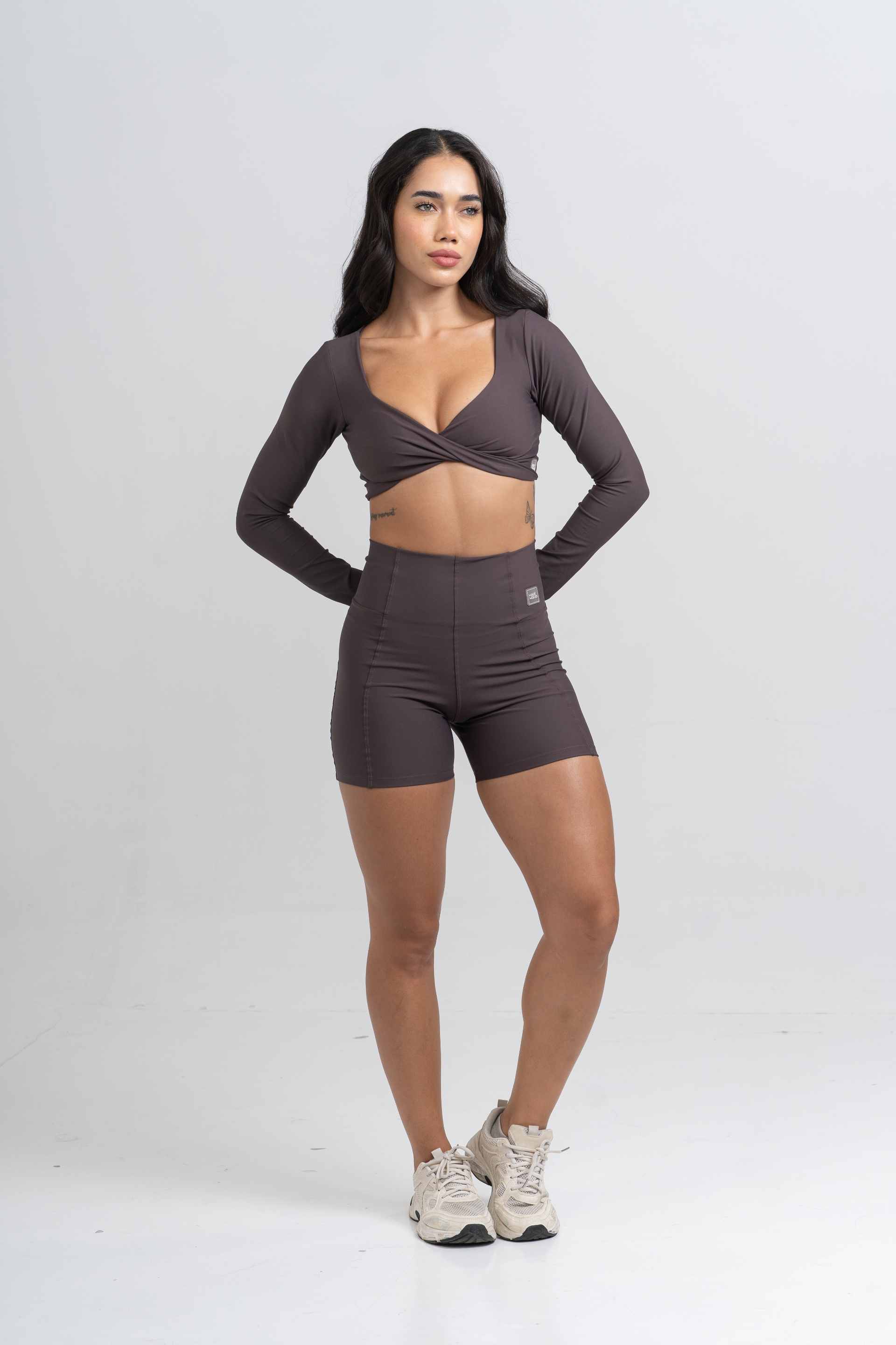 Conjunto Top e Calça Fitness Compressão Manga Longa Infinity Marrom Carbono