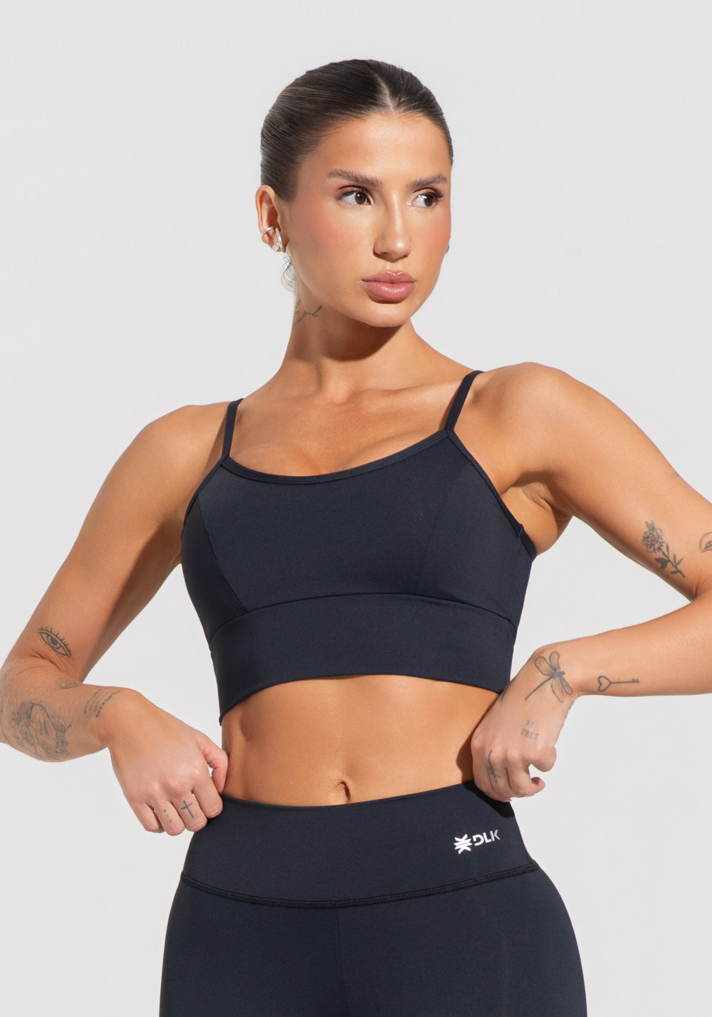 Conjunto Top e Calça Fitness Feminino Preto Com Recortes E Bojo Básico Dlk