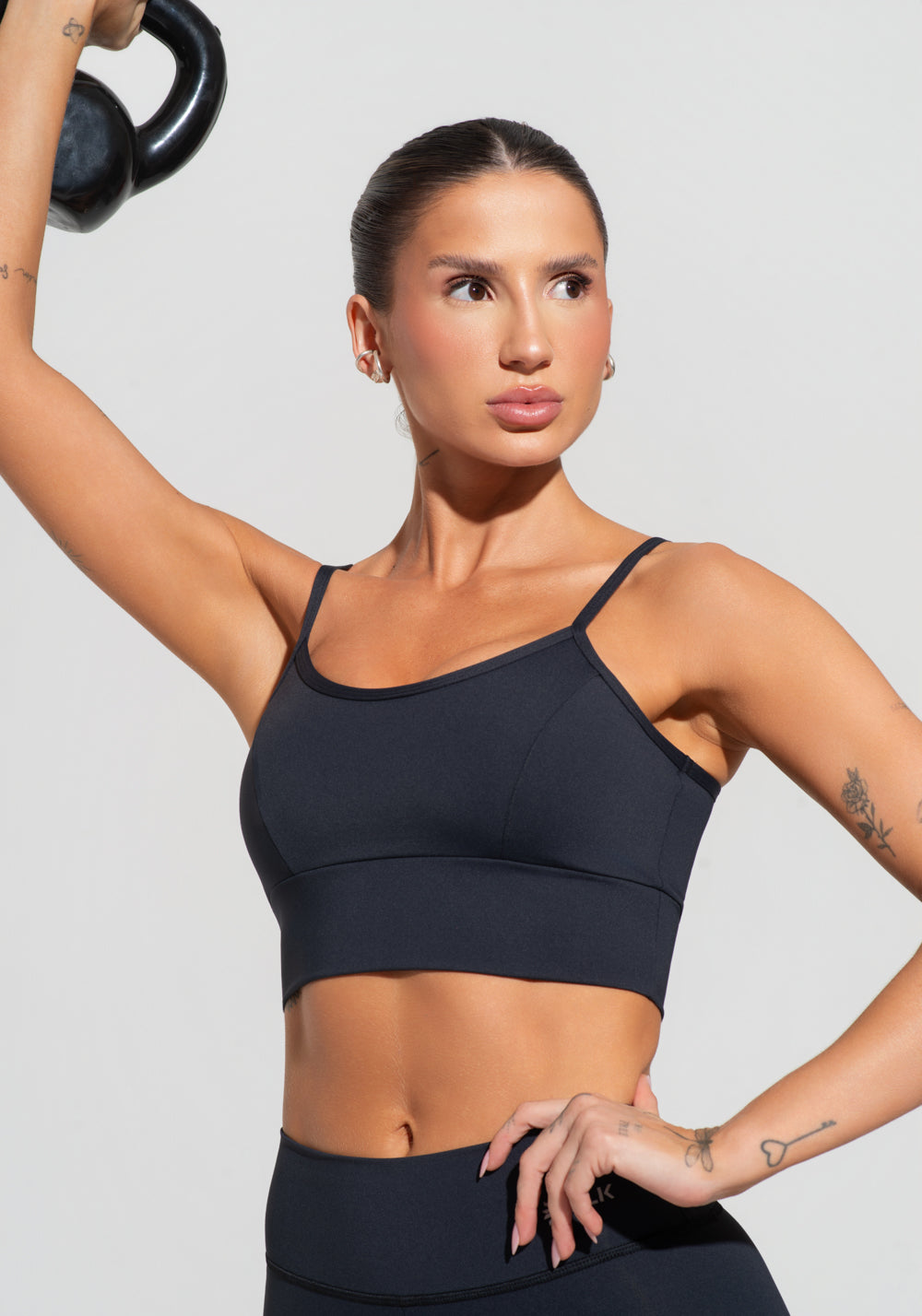 Conjunto Top e Calça Fitness Feminino Preto Com Recortes E Bojo Básico Dlk
