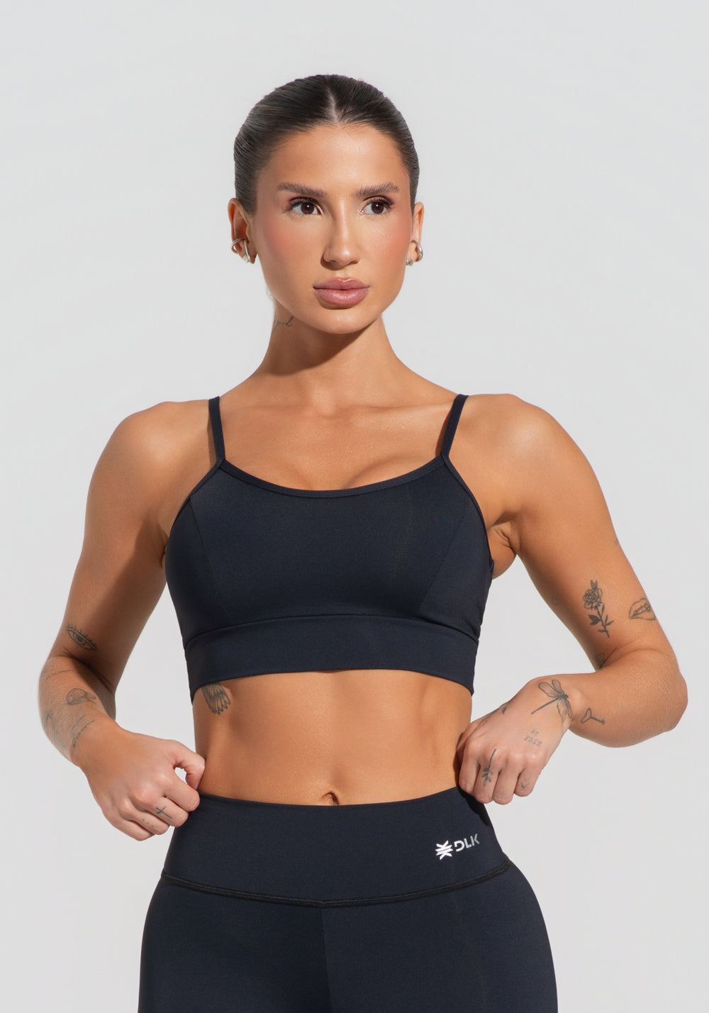 Conjunto Top e Calça Fitness Feminino Com Recortes Preto Básico Dlk