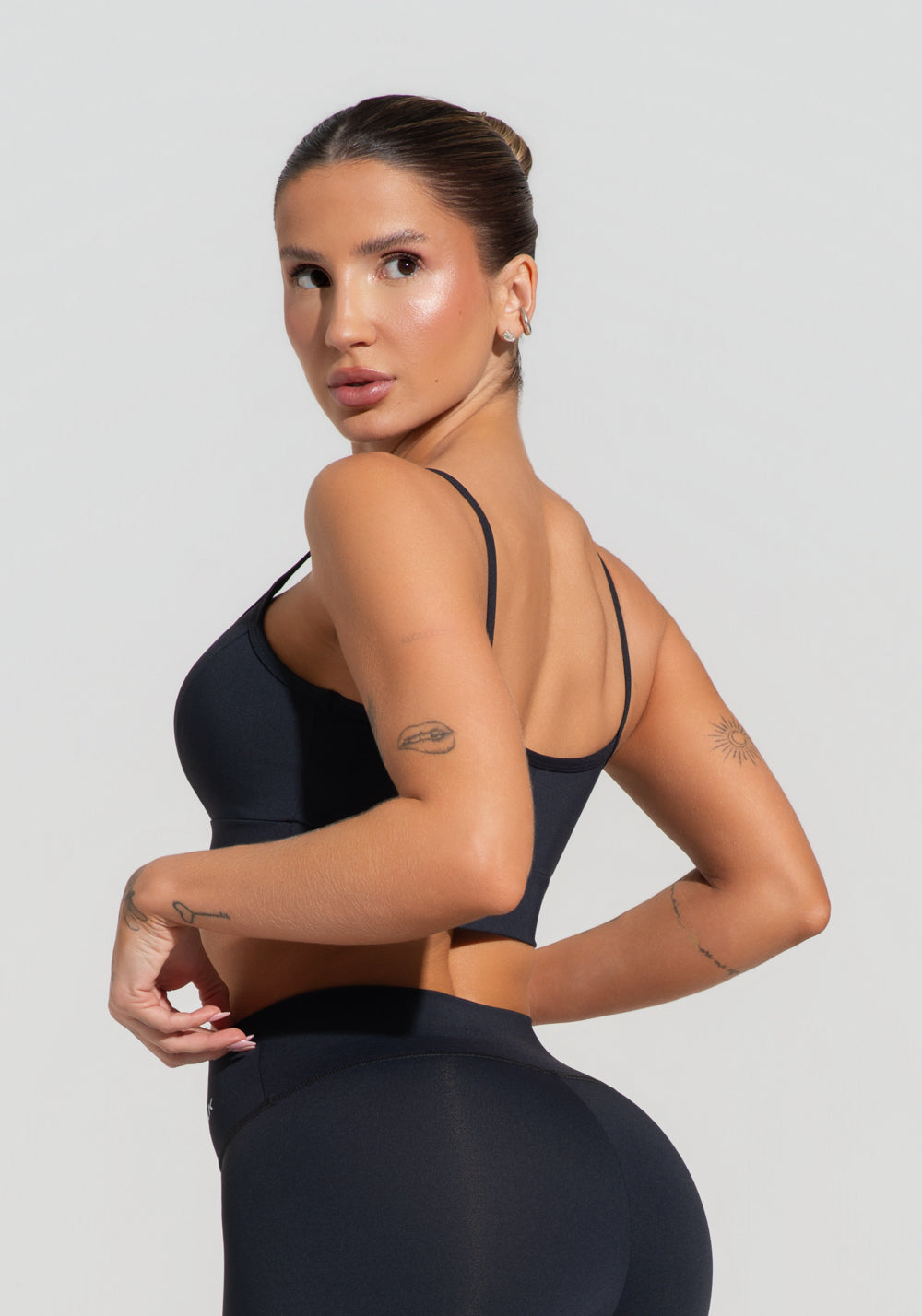 Conjunto Top e Calça Fitness Feminino Com Recortes Preto Básico Dlk
