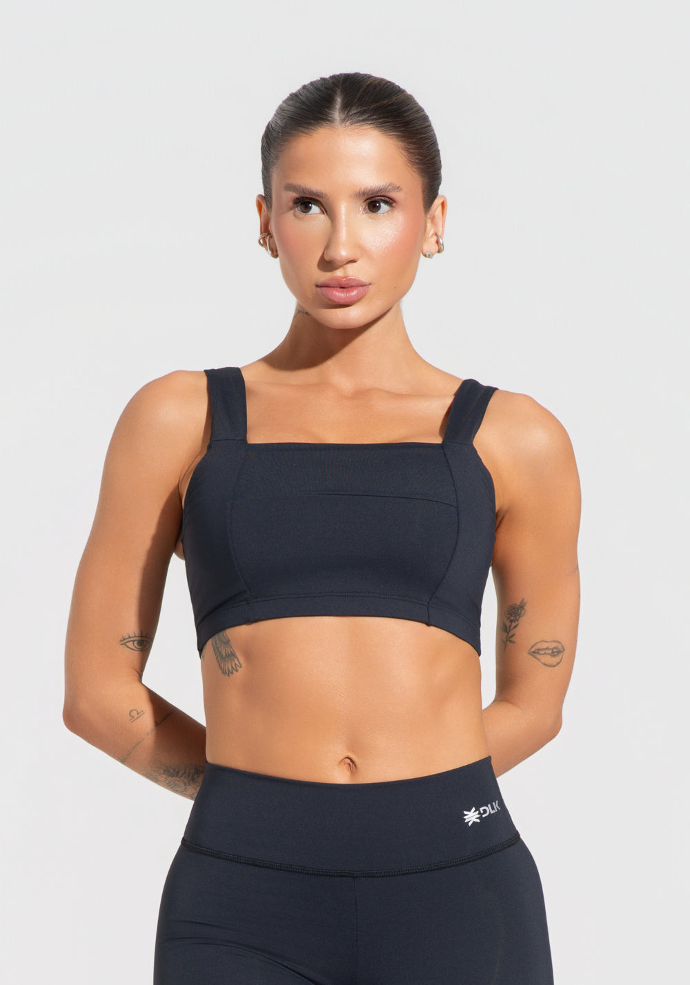 Conjunto Top e Calça Fitness Feminino Decote Reto Com Recortes Preto Básico Dlk