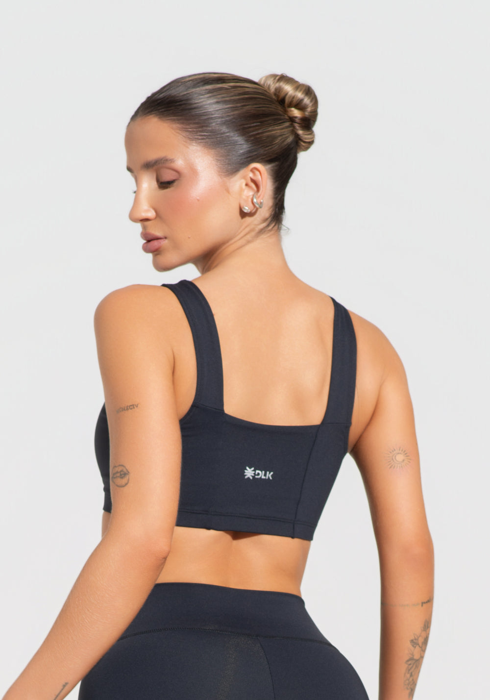 Conjunto Top e Calça Fitness Feminino Decote Reto Com Recortes Preto Básico Dlk