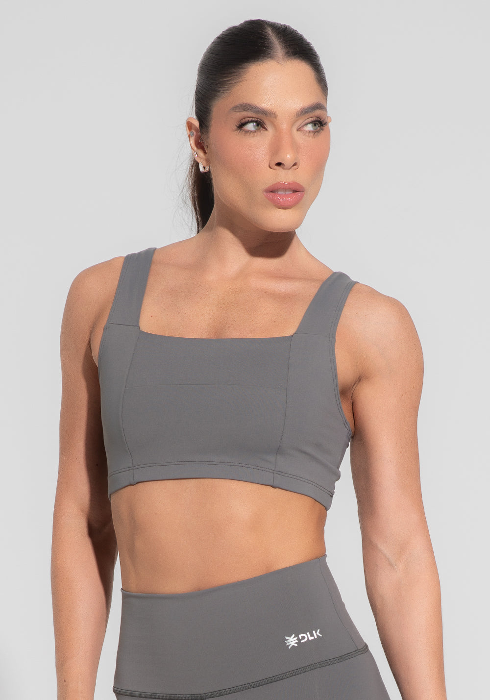 Conjunto Top e Calça Fitness Feminino Decote Reto Com Recortes Cinza Básico Dlk