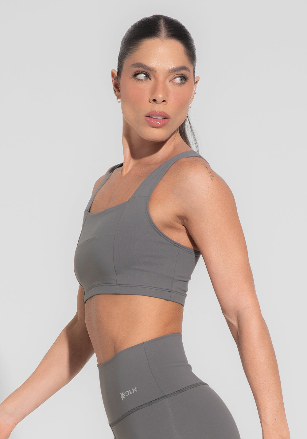 Conjunto Top e Calça Fitness Feminino Decote Reto Com Recortes Cinza Básico Dlk