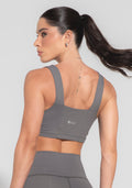 Conjunto Top e Calça Fitness Feminino Decote Reto Com Recortes Cinza Básico Dlk