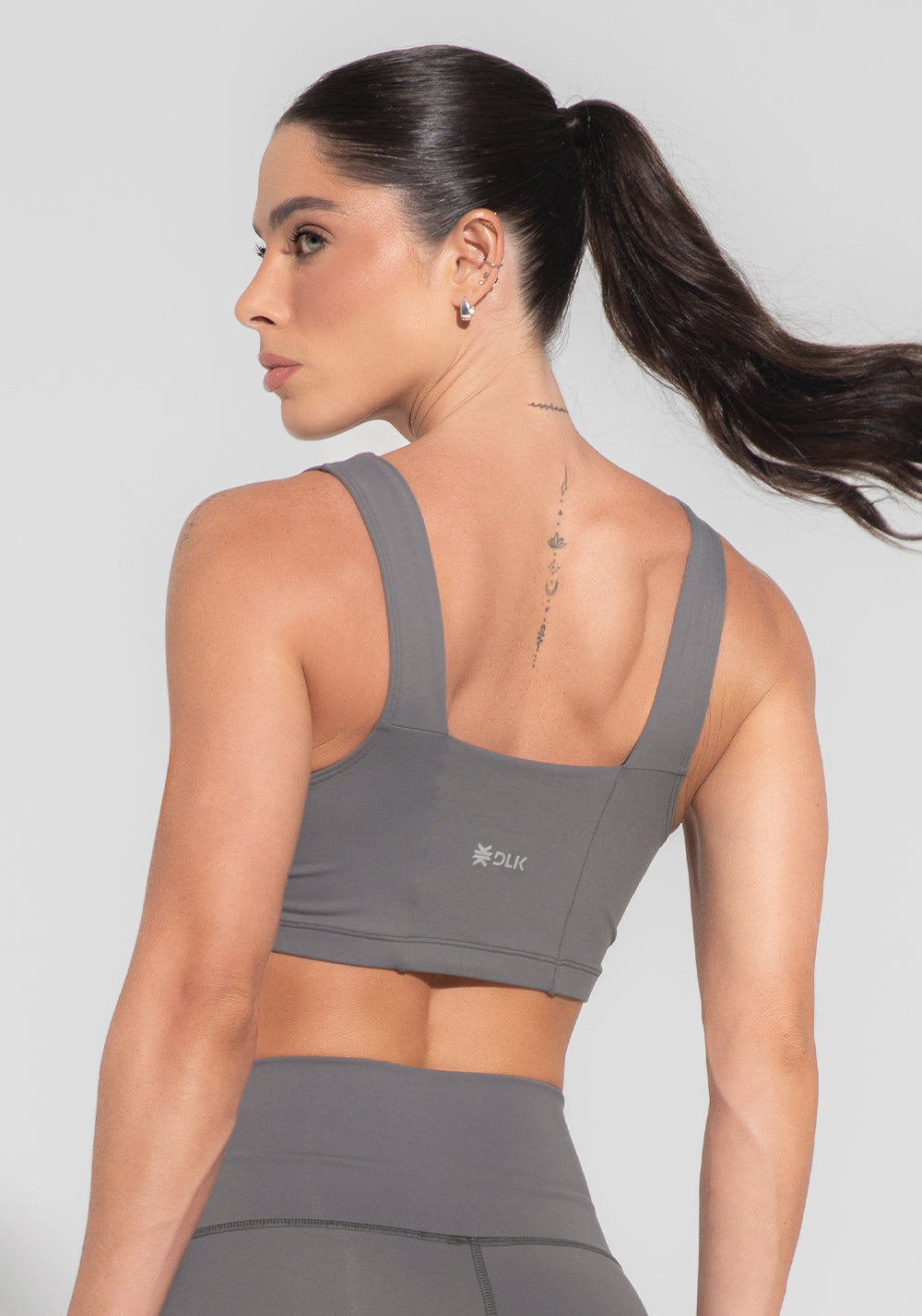 Conjunto Top e Calça Fitness Feminino Decote Reto Com Recortes Cinza Básico Dlk