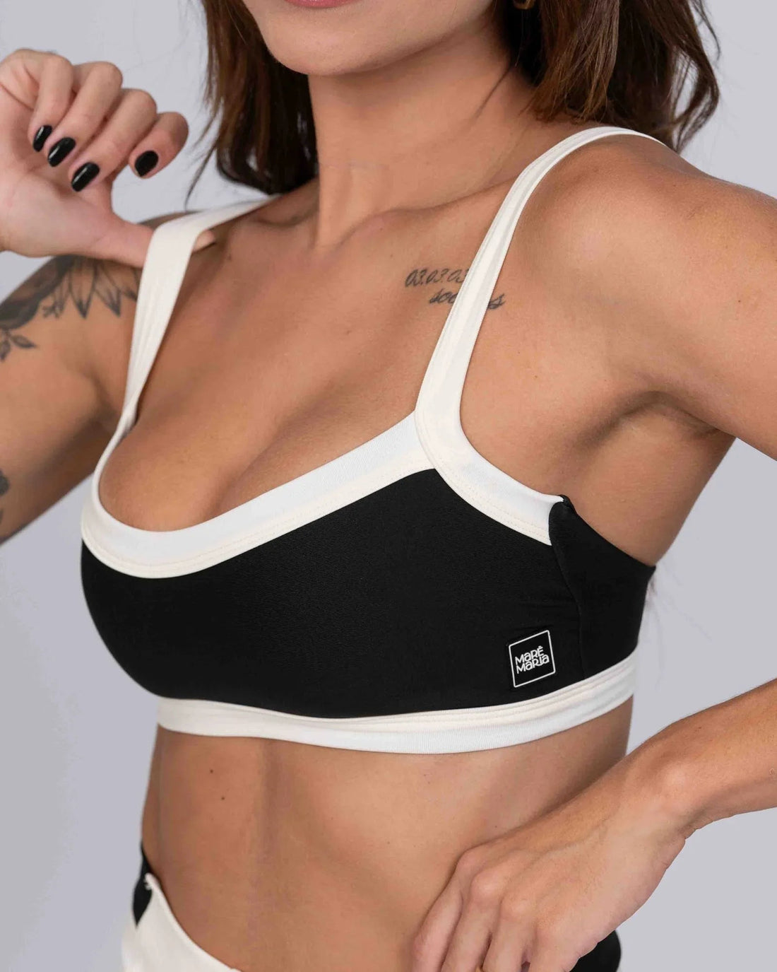 Conjunto Top e Calça Fitness Flow Duo Super Black com Off White