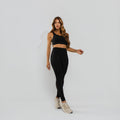 Conjunto Top e Calça Fitness Cós Elastico Com Recorte Em Tela e Fecho Poliamida Premium Preto TP1870