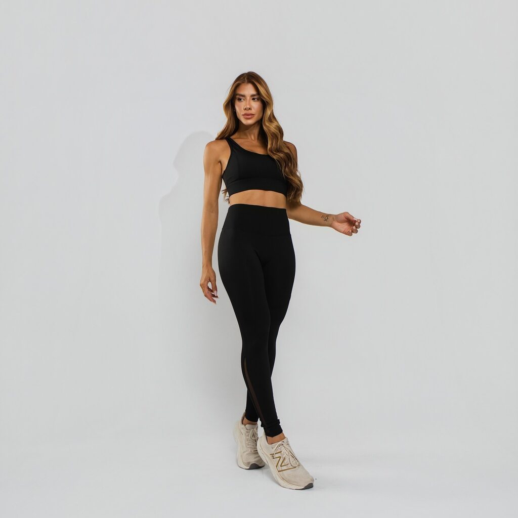 Conjunto Top e Calça Fitness Cós Elastico Com Recorte Em Tela e Fecho Poliamida Premium Preto TP1870