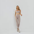 Conjunto Top e Calça Fitness Cós Elastico Com Recorte Em Tela e Fecho Poliamida Premium Areia TP1872